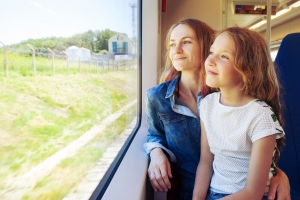 Mutter und Kind im Zug: Für den ÖV im Kanton Zürich steht nach wie vor ausreichend Geld zur Verfügung. 